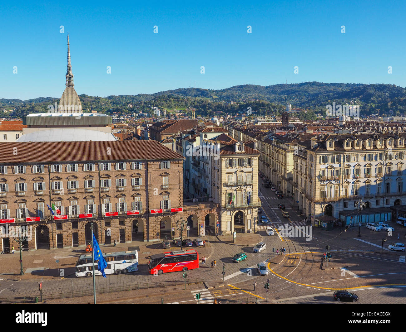 TURIN, Italien - 22. Oktober 2014: Touristen in Piazza Castello, dem barocken Hauptplatz Stockfoto