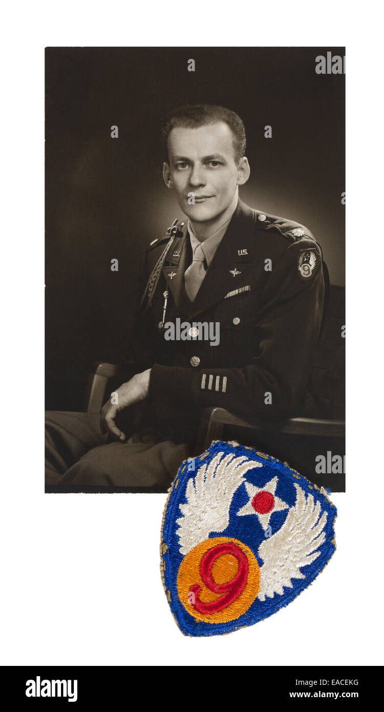 Porträt des Curtis E. Strand des 9. United States Army Air Forces USAAF und eine Schulter-Patch von seiner militärischen uniform Stockfoto