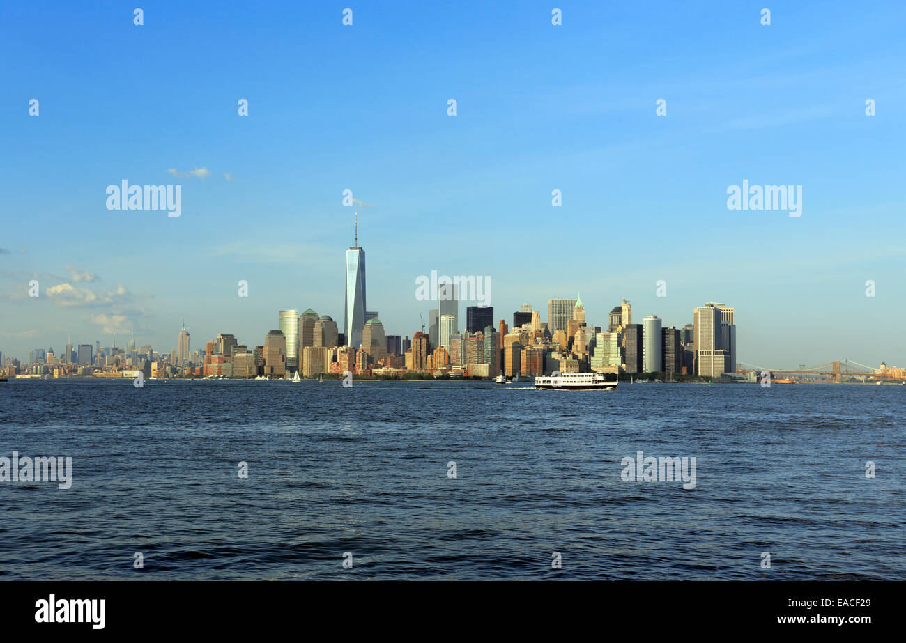Blick auf lower Manhattan und der Freedom Tower von der Fähre im Hafen von New York Stockfoto