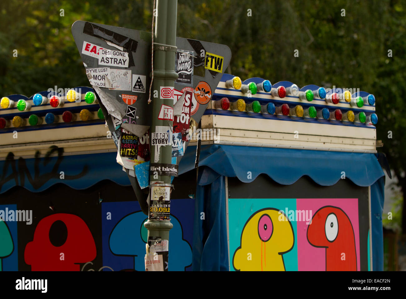 Stadtmöbel unterschreibt Graffiti bunten Glühbirnen Stockfoto
