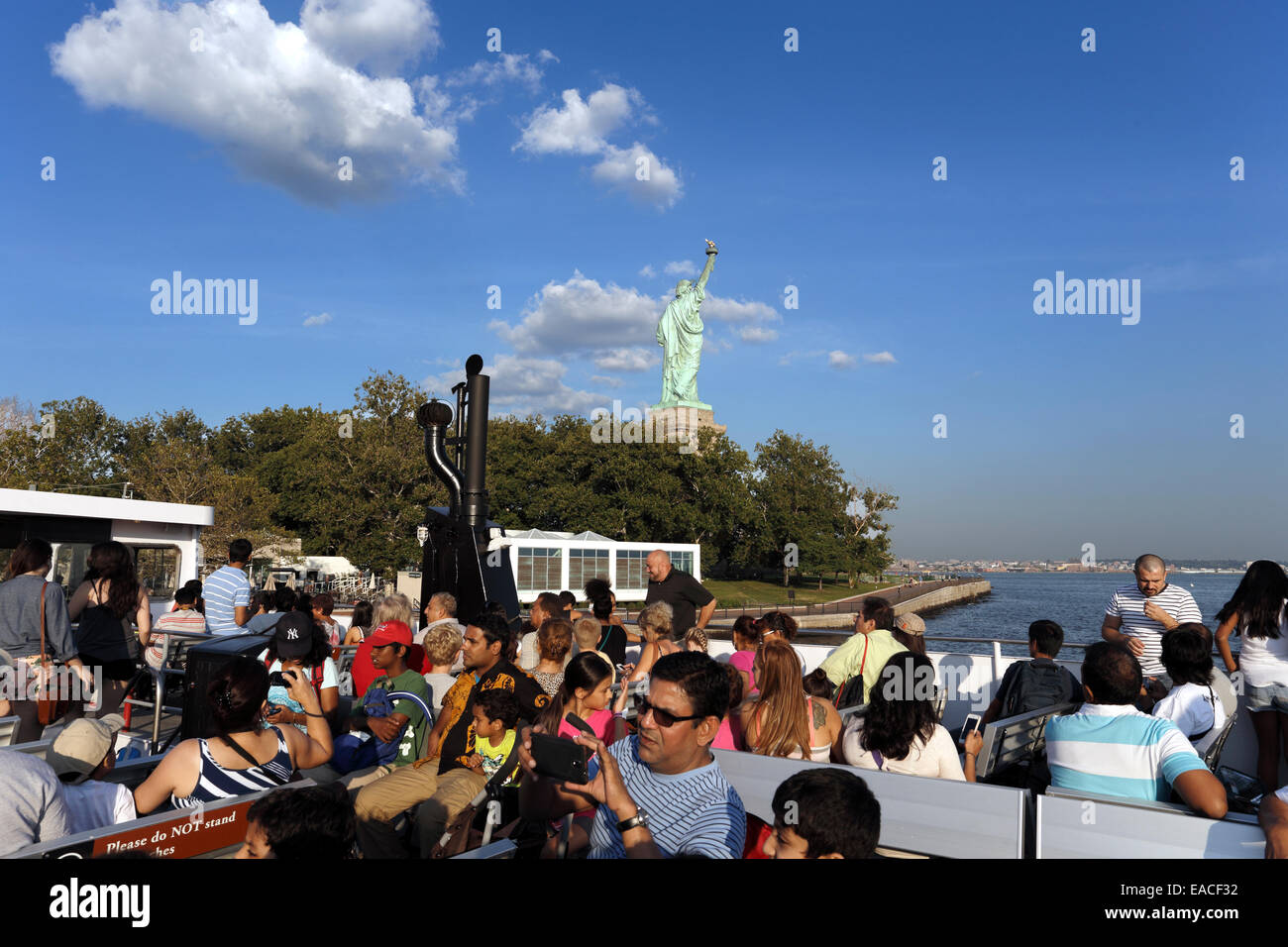 Touristen auf der Fähre verlassen Hafen von New York Liberty Island Stockfoto