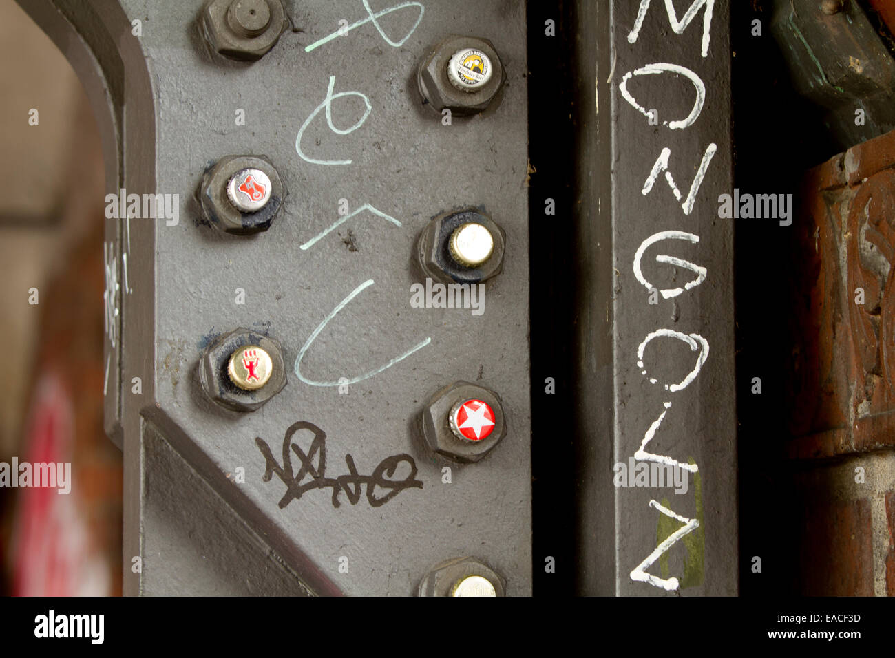 Graffiti Bridge unterstützt Schrauben Mongolz Kronkorken Stockfoto