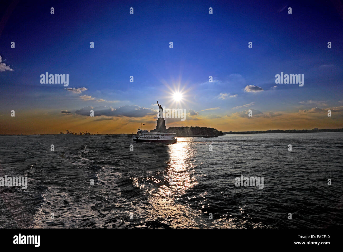 Statue Cruises Fähre Richtung Liberty Island und Statue of Liberty New York Harbor Stockfoto