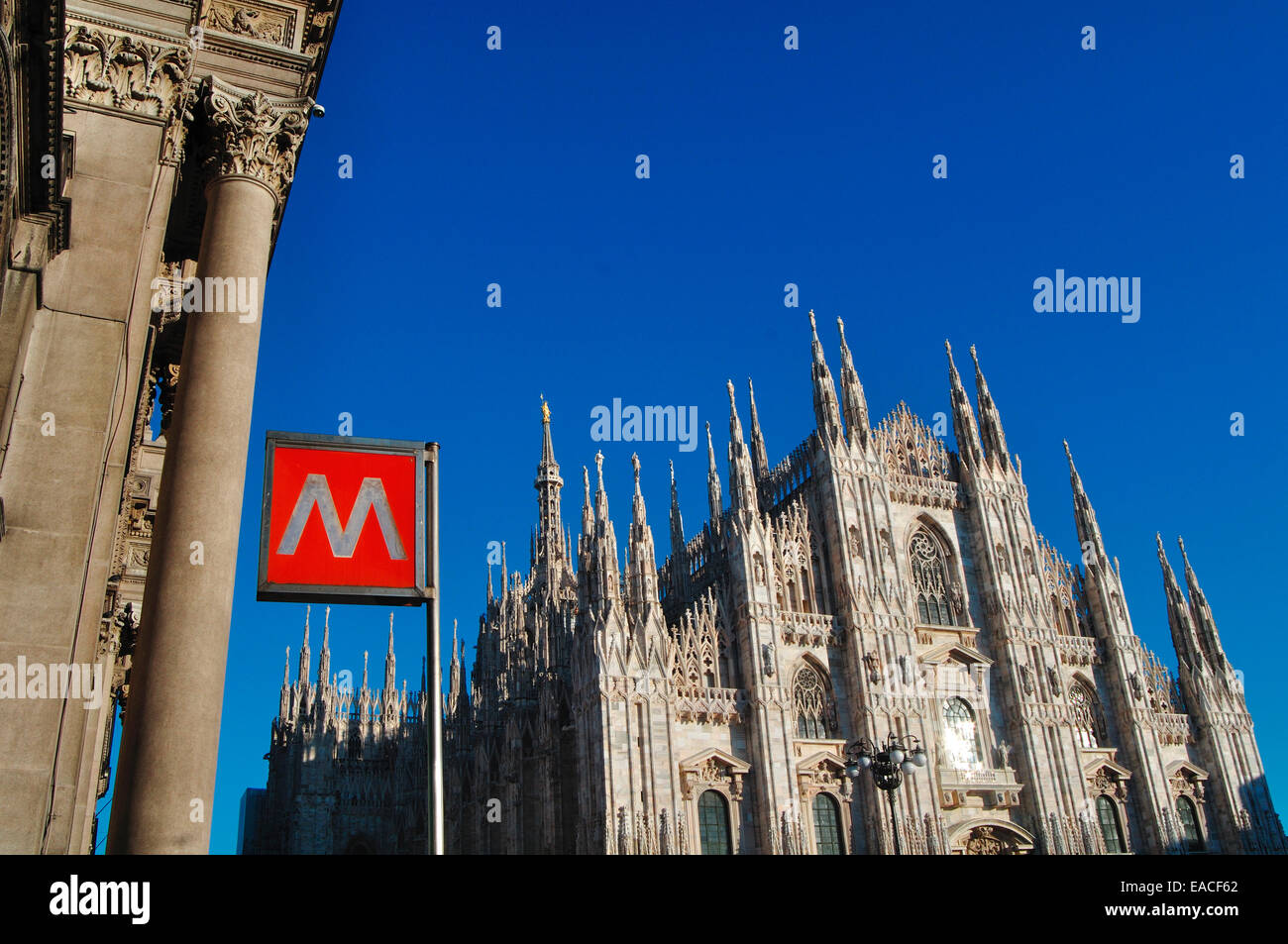 Italien., Lombardei, Mailand, Piazza Duomo Platz, U-Bahn Ortseingangsschild und der Dom Stockfoto