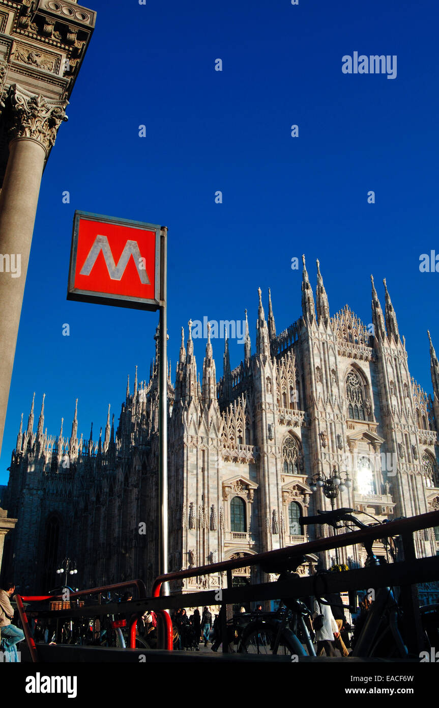 Italien., Lombardei, Mailand, Piazza Duomo Platz, U-Bahn Ortseingangsschild und der Dom Stockfoto