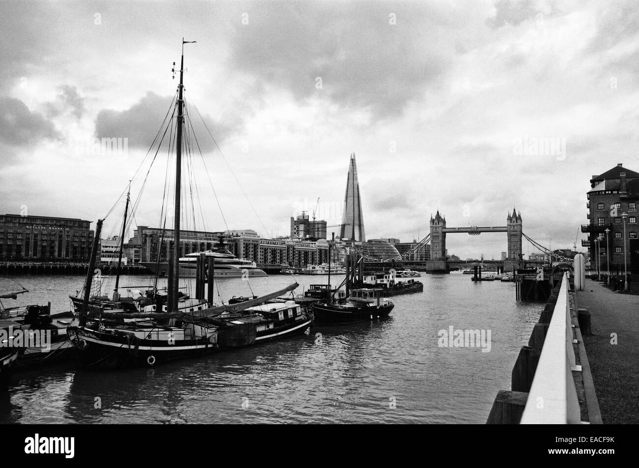 Der Fluss Themse London UK am Wapping, mit Blick auf Tower Bridge Stockfoto