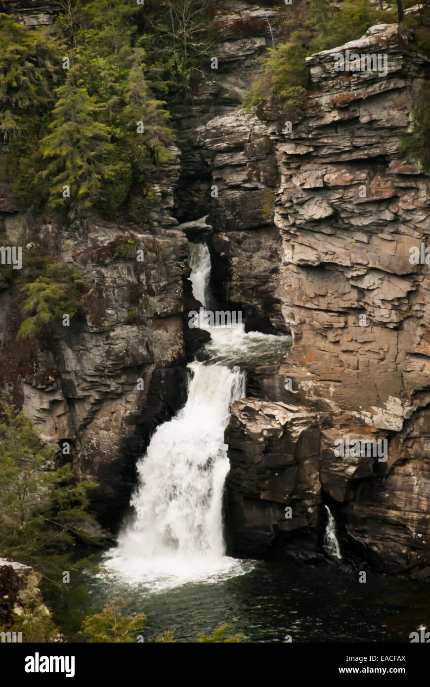 Linville fällt der Blue Ridge Parkway von einem Aussichtspunkt Stockfoto