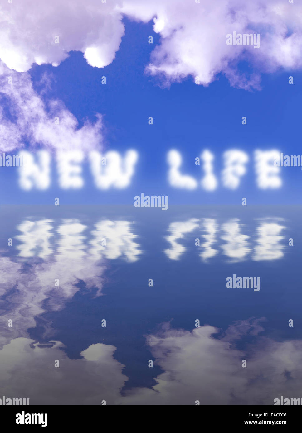 Neues Leben weiße Wolken vor blauem Himmel mit Wasserreflexion Stockfoto