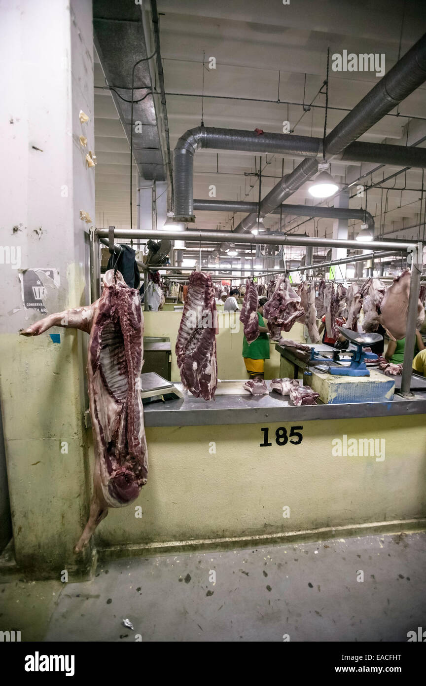 Metzger-Stall mit halben Schweine hängen bereit zum Metzger im Mercado Principal von Campeche, Mexiko Stockfoto