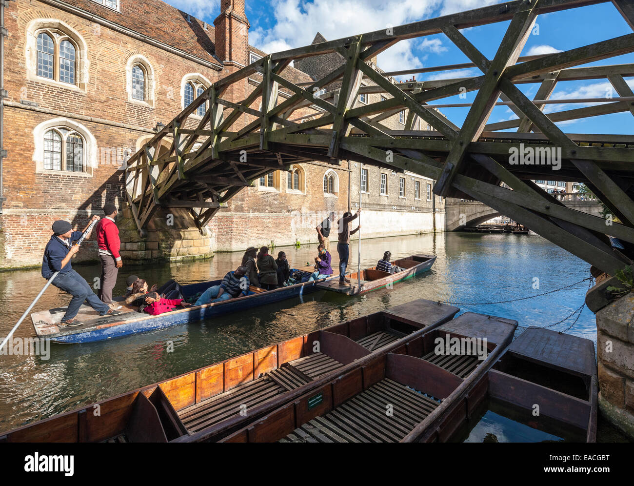Cambridge Mathematical Bridge über den Fluss Cam am Queens' College, mit Touristen und Studenten Stechkahn fahren, polling in Booten. Stockfoto