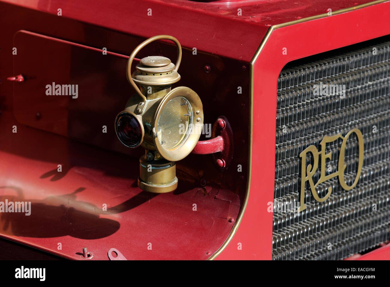 Nahaufnahme des Scheinwerfers auf 1907 REO Speedwagon Automobil Stockfoto