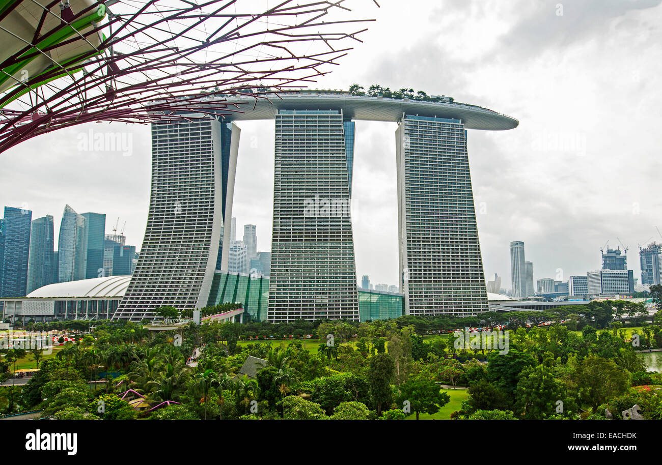 Marina Bay Sands Casino Resort, moderne mehrstöckige Gebäude in Singapur, erhebt sich über Wolkenkratzer und Smaragd parklands Stockfoto