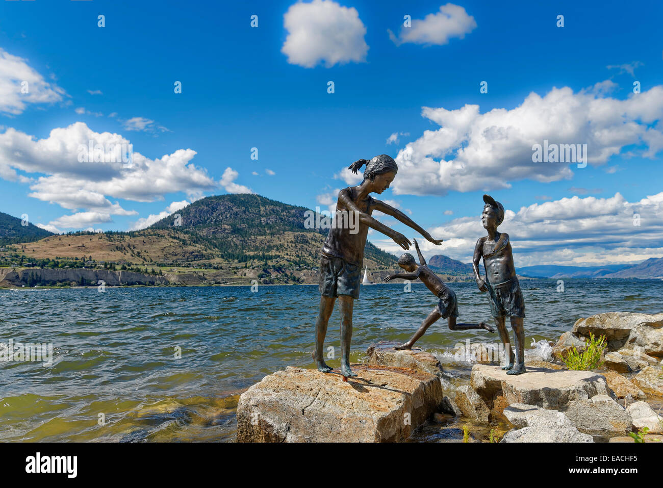 Skulptur mit dem Titel "The Romp' Künstlers Chong Fahcheong am Ufer Okanagan Lake, Penticton, Okanagan Valley, British Columbia Stockfoto