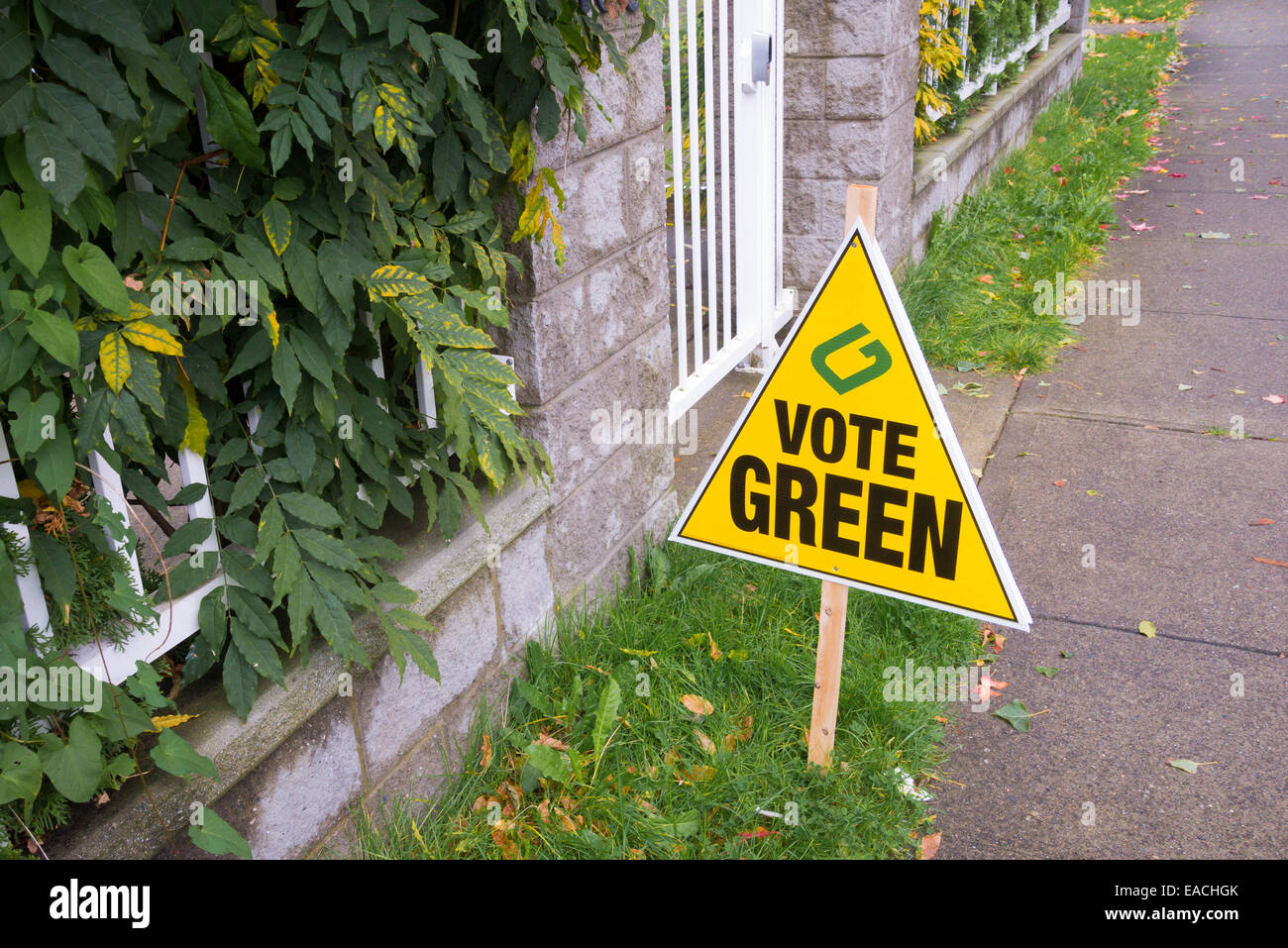Grünes Schild zu stimmen, Stockfoto
