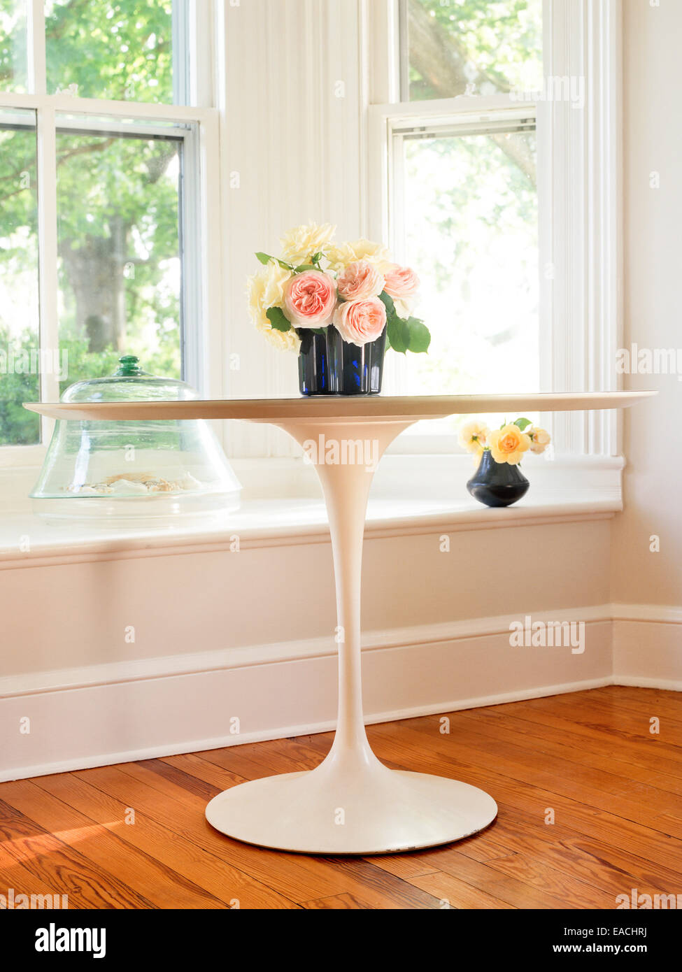 Eero Saarinen Tisch mit Rosen Stockfoto