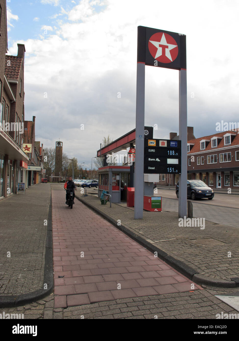 Radweg in einer Stadt in Holland Stockfoto