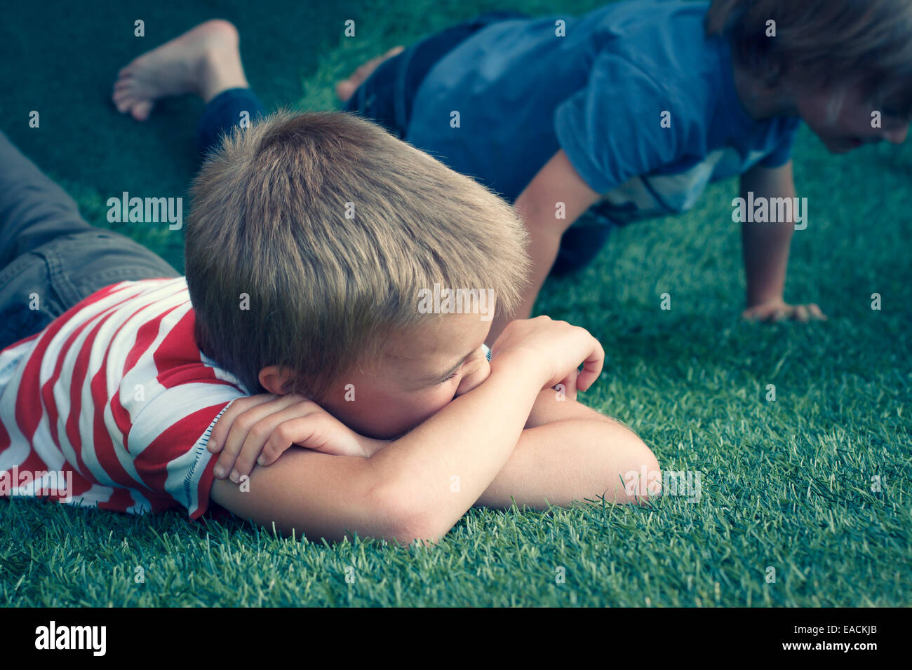 Brüder Jungs spielen auf dem Rasen, 6 und 8 Jahren, Frankreich. Stockfoto