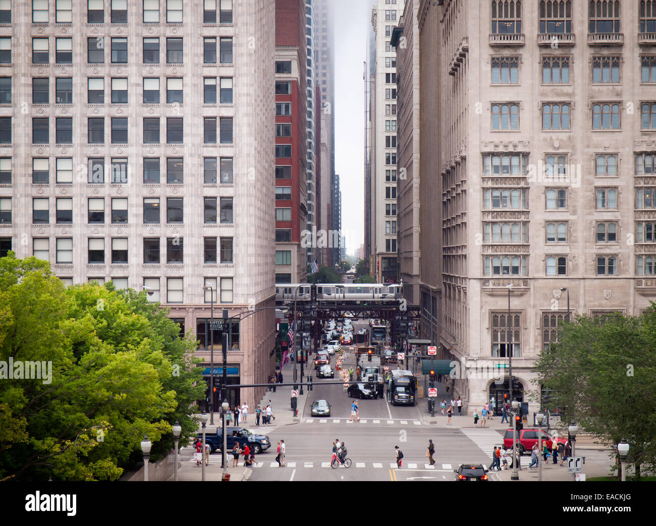 Blick nach Westen hinunter East Monroe Street in Chicago, von Nichols Bridgeway im Millennium Park gesehen. Stockfoto