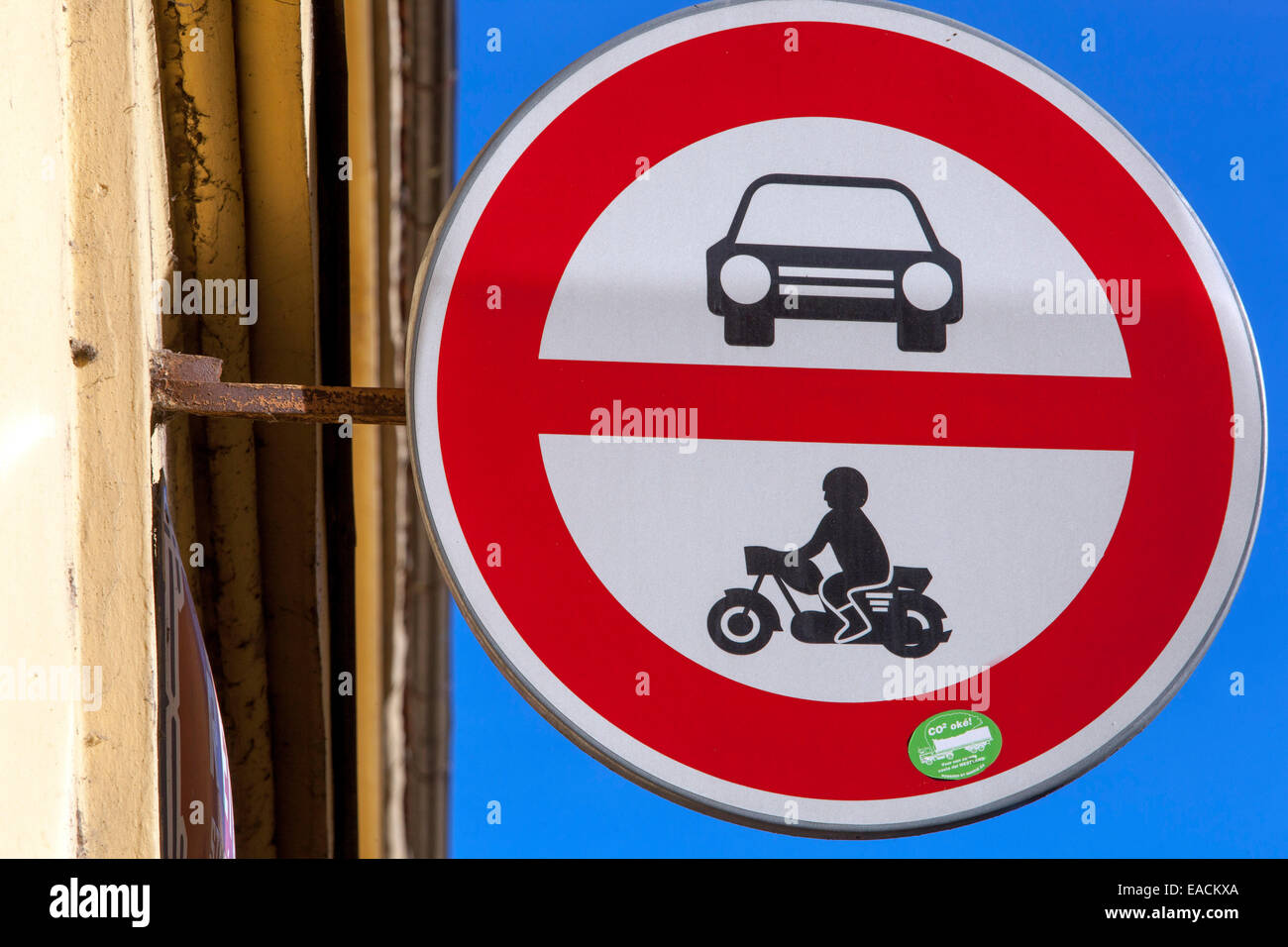 Straßenschild zeigt kein Eintrag für Autos oder Motorräder Tschechische Stockfoto