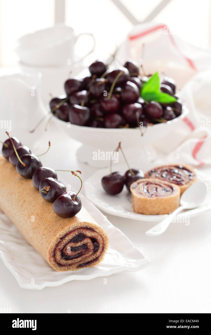 Kuchen mit Kirschmarmelade Rollen Stockfoto