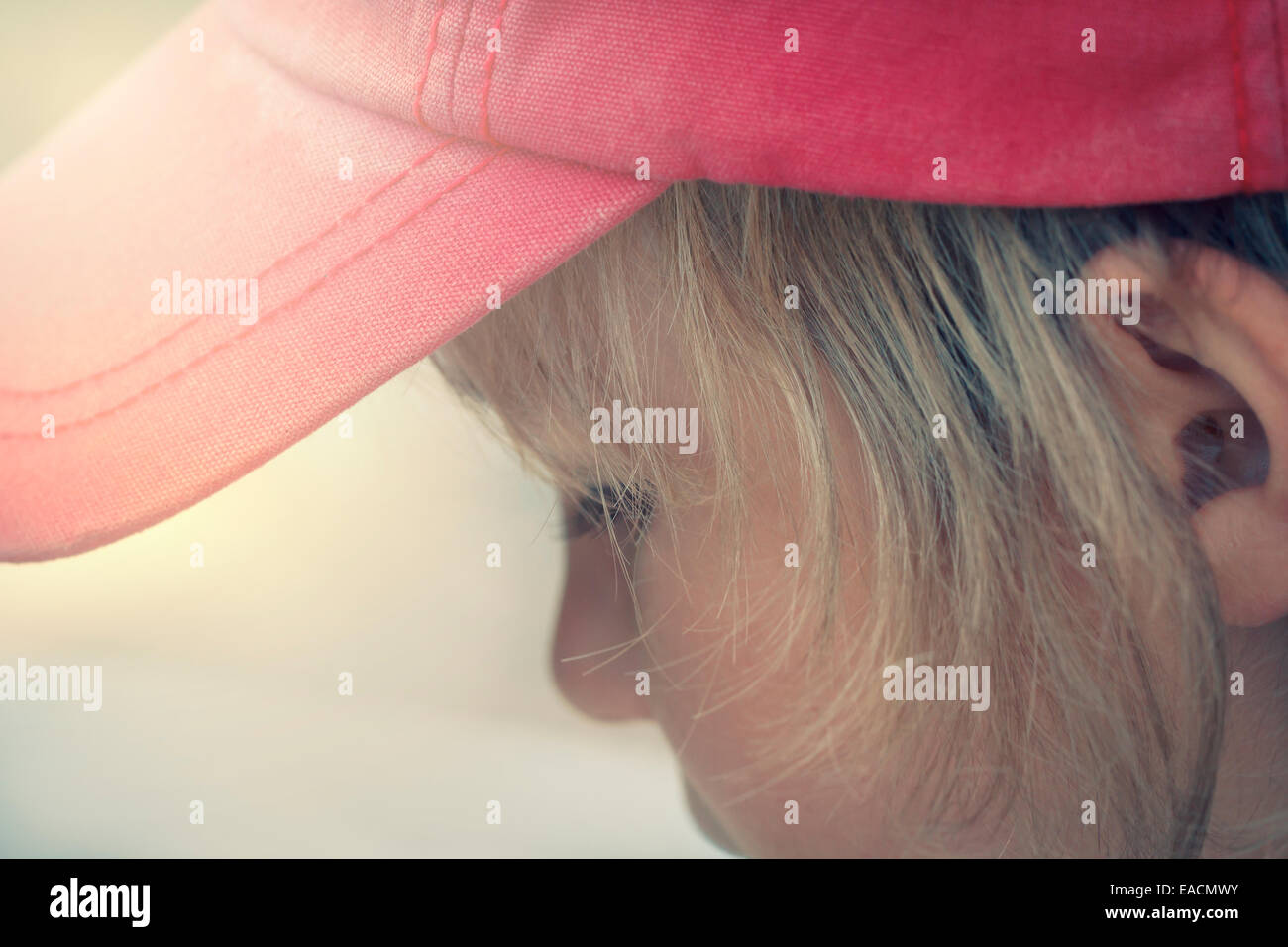 Kaukasische blonder Junge 6 Jahre alt, trägt eine Baseballkappe und blickte Stockfoto