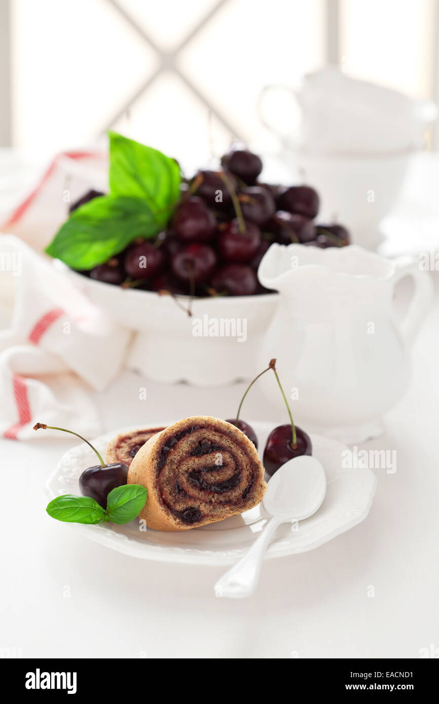 Kuchen mit Kirschmarmelade, selektiven Fokus Rollen Stockfoto