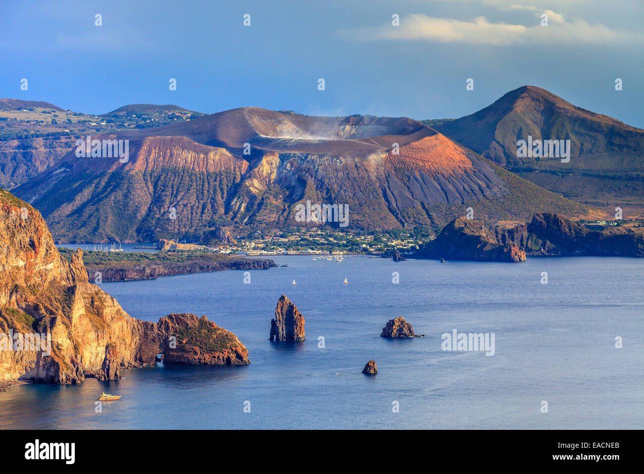 Blick auf Vulcano Insel von Lipari Stockfoto