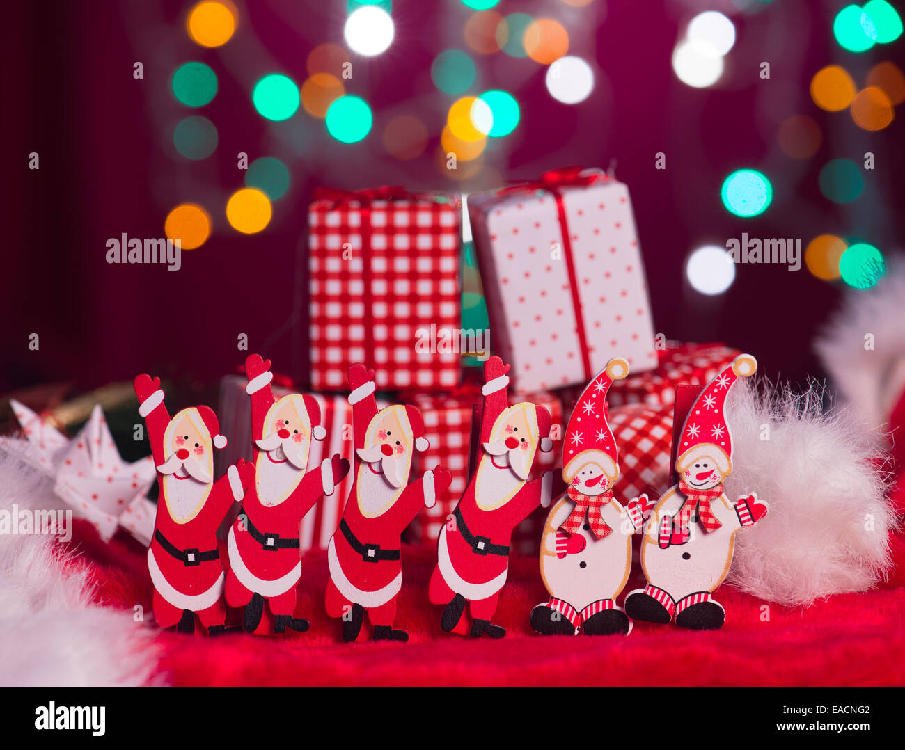 Weihnachtselfen, Weihnachtsmann und Schneemann Spielzeug mit Lichter Hintergrund Stockfoto