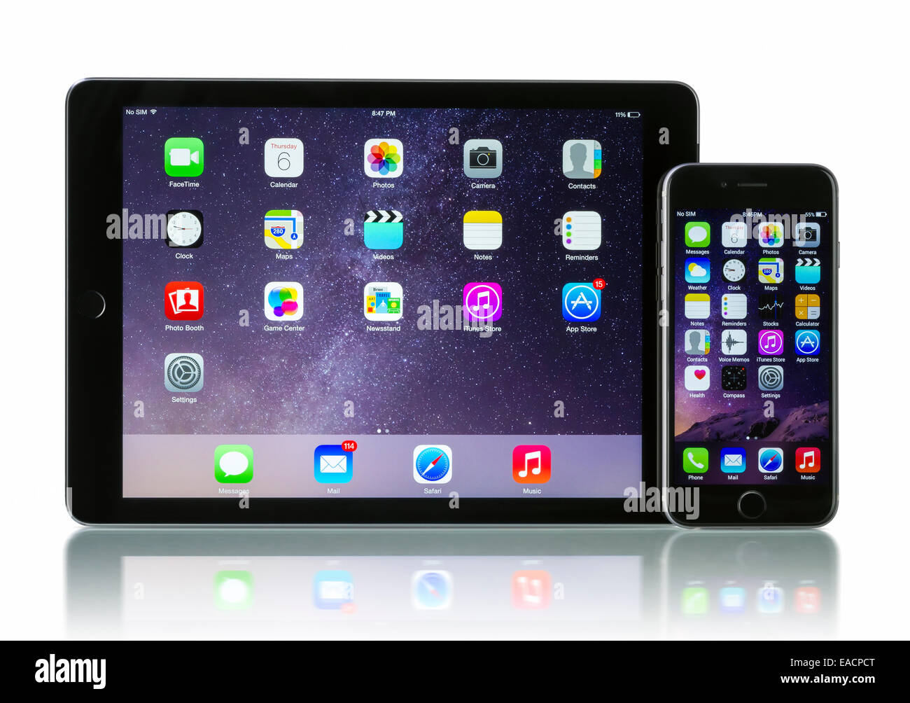 Space Grau Apple iPhone 6 und iPad Air 2 Wi-Fi + Cellular mit iOS 8. Stockfoto