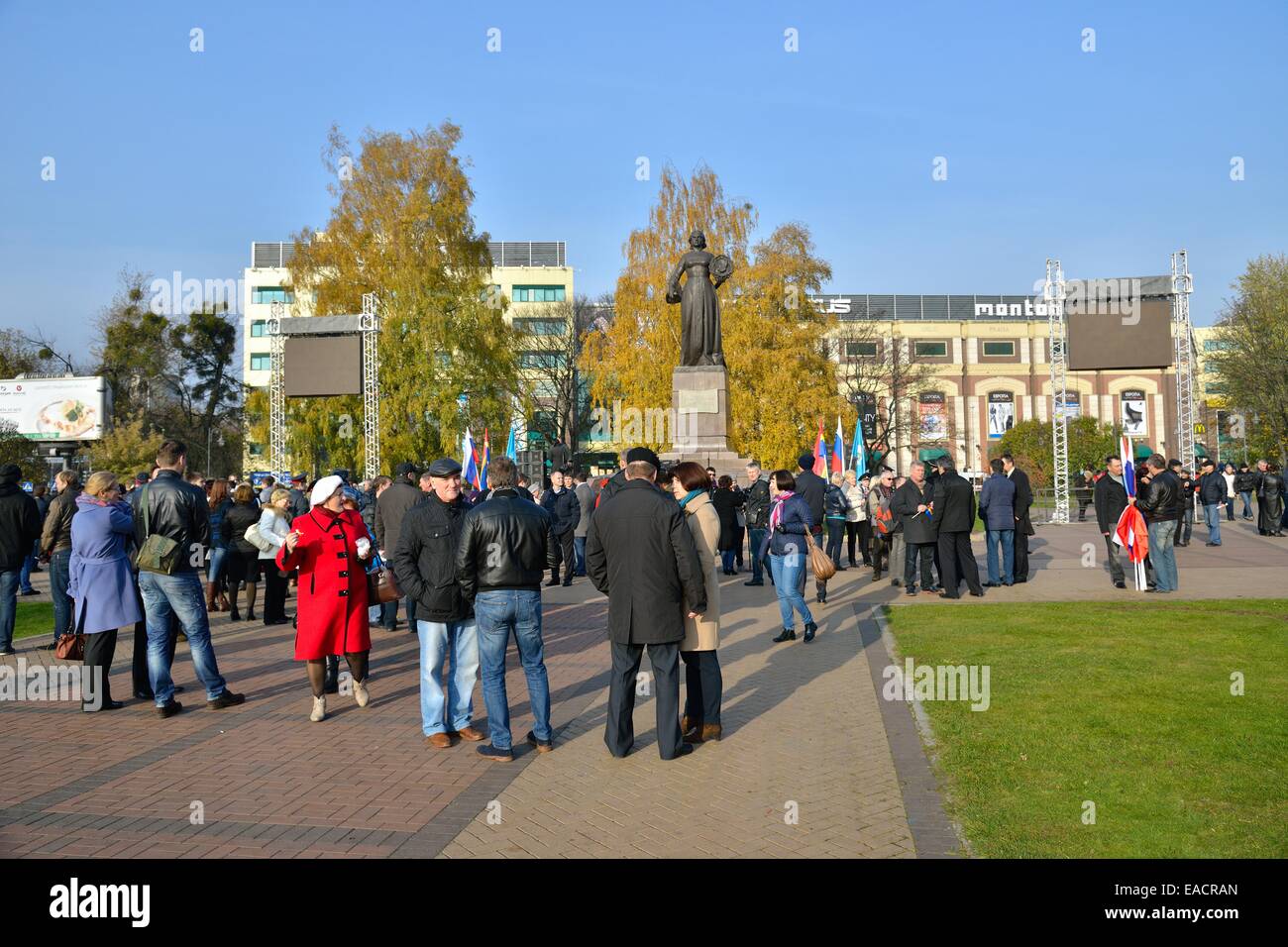 Völker im Zentrum einer Stadt zu einer Kundgebung zu Ehren der nationale Tag der Einheit Stockfoto