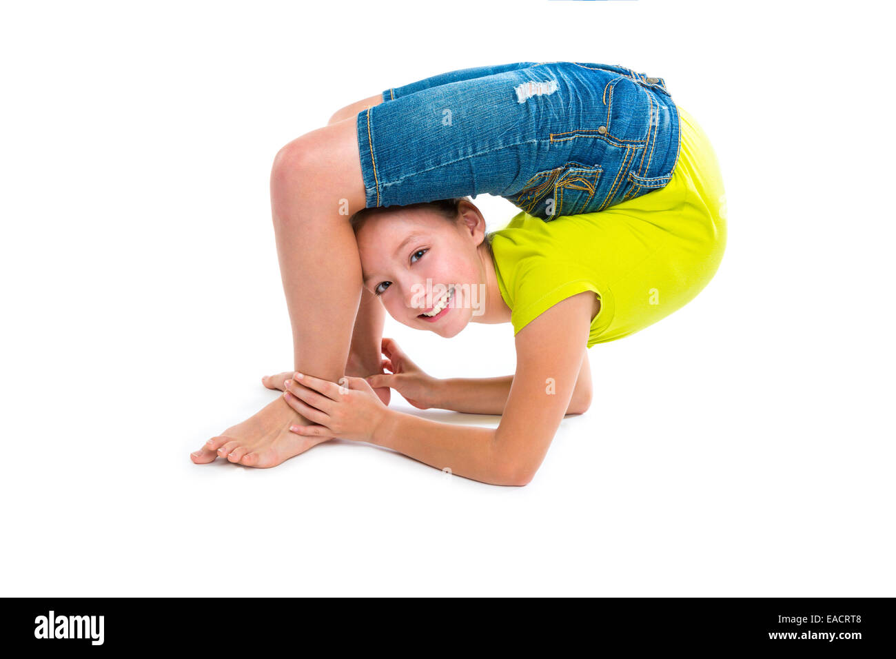 Flexible Schlangenmensch Kind Mädchen spielen glücklich auf weißem Hintergrund Stockfoto