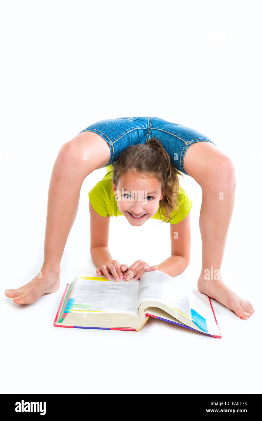 Flexible Schlangenmensch Kind Mädchen an Hausaufgaben mit Buch auf weißem Hintergrund Stockfoto