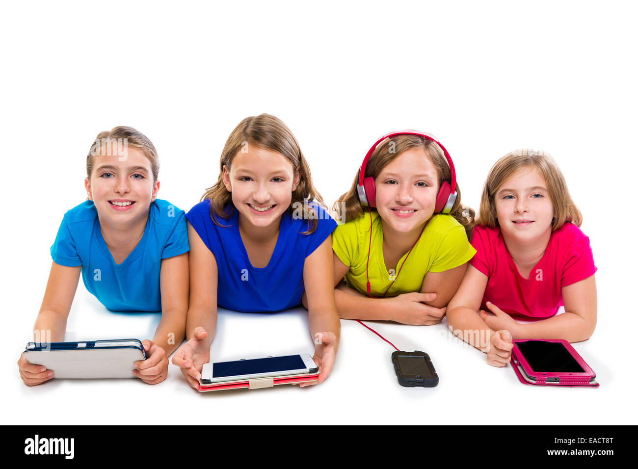 Schwestern Cousinen Kind Mädchen mit Tech-Tabletten und Smatphones hintereinander liegend auf weißem Hintergrund Stockfoto