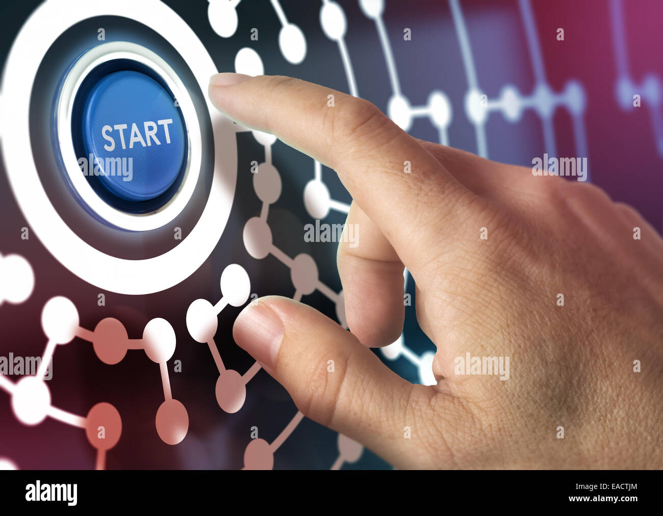 Einem Finger Drücken einer Schaltfläche "Start", Bild-Konzept der globalen Internet-Geschäft oder über soziale Netzwerke. Stockfoto