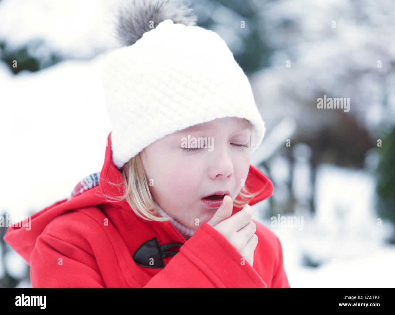 Krankes Mädchen in einem verschneiten Winter mit Grippe Husten Stockfoto