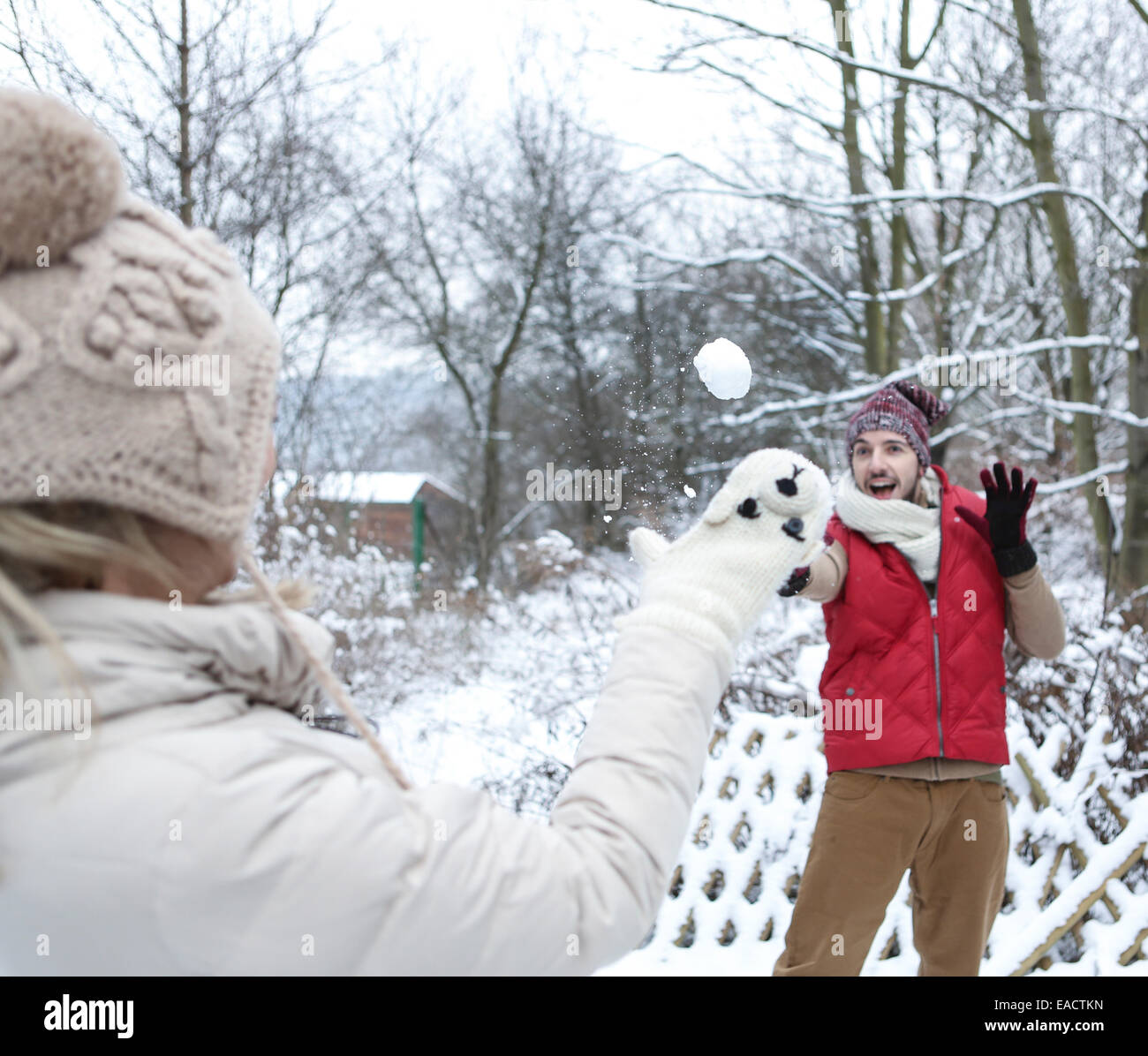 Mann und Frau dabei einen Schneeball kämpfen im winter Stockfoto