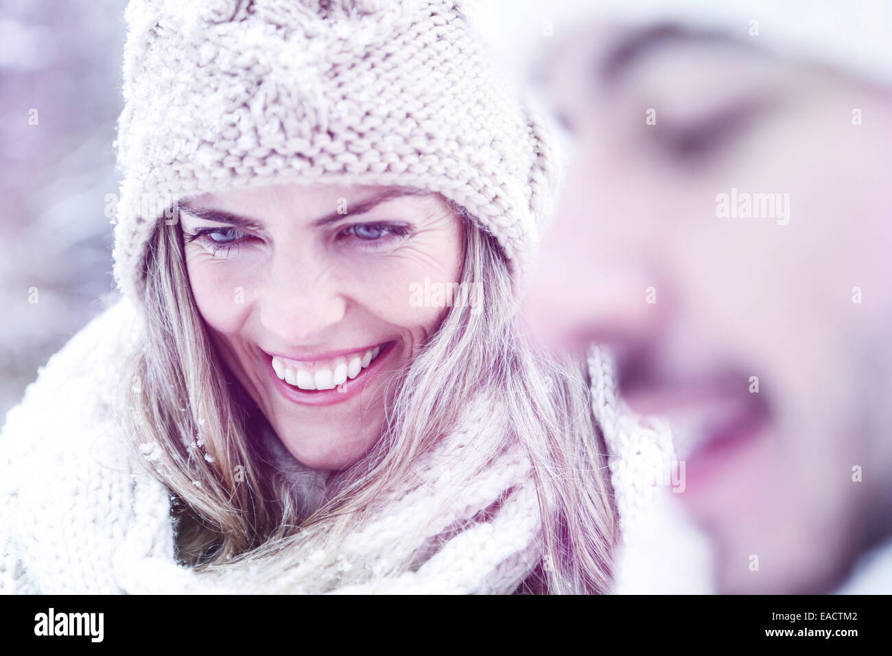 Mann und Frau lächelnd im Winter zusammen in den Schnee Stockfoto