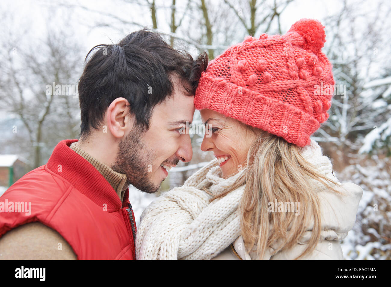 Lächelnde paar in der Liebe im Winter stecken ihre Köpfe zusammen Stockfoto
