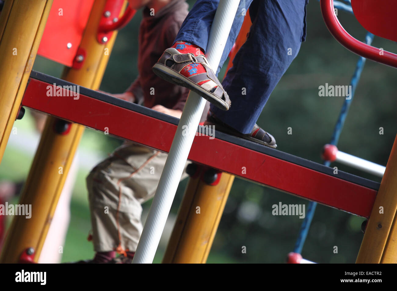 Kleiner Junge Bein wird gesehen, wie er auf bunten Spielplatz spielt Stockfoto