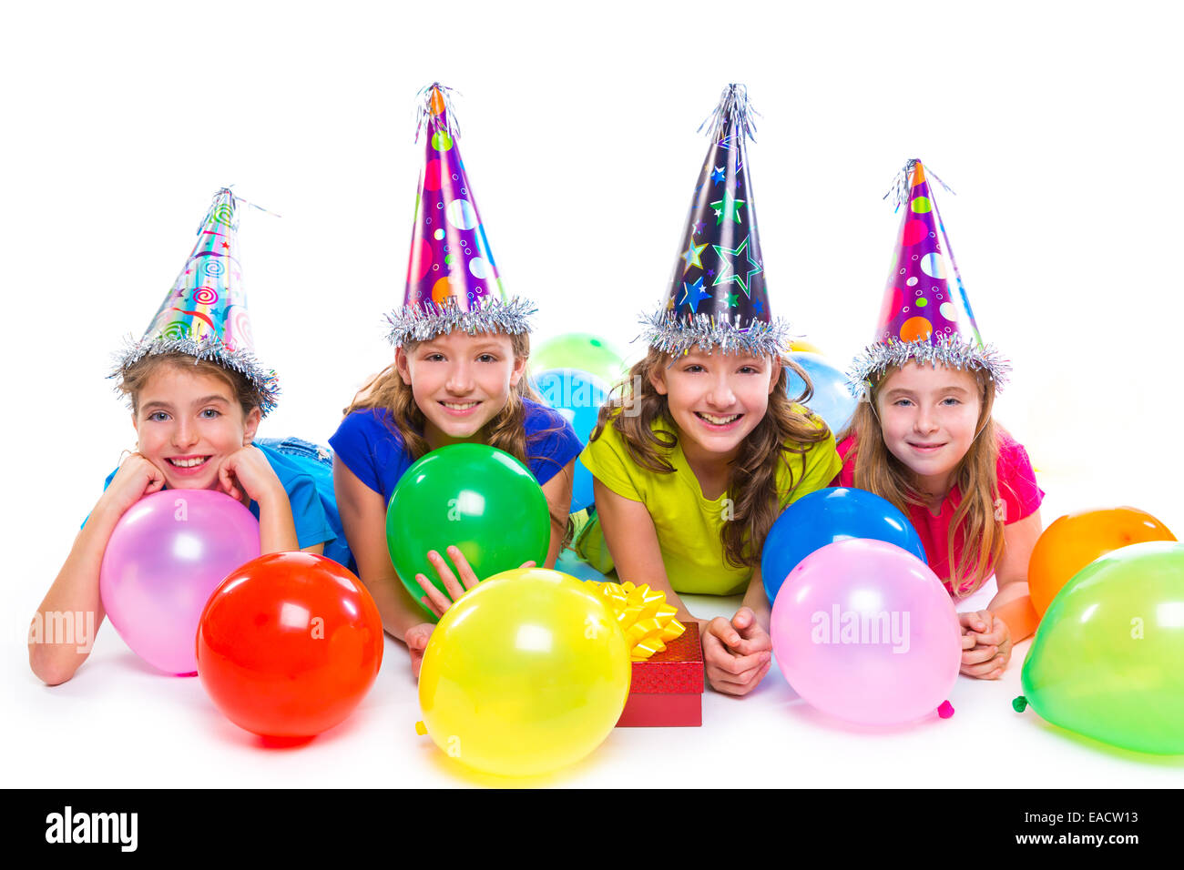 Glückliches Kind Mädchen Geburtstag Party Luftballons und Geschenk-Box auf weißem Hintergrund Stockfoto