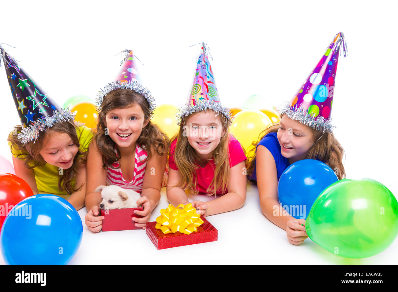 Glückliches Kind Mädchen Welpe Hund Geschenk Geburtstag Party Luftballons auf weißem Hintergrund Stockfoto