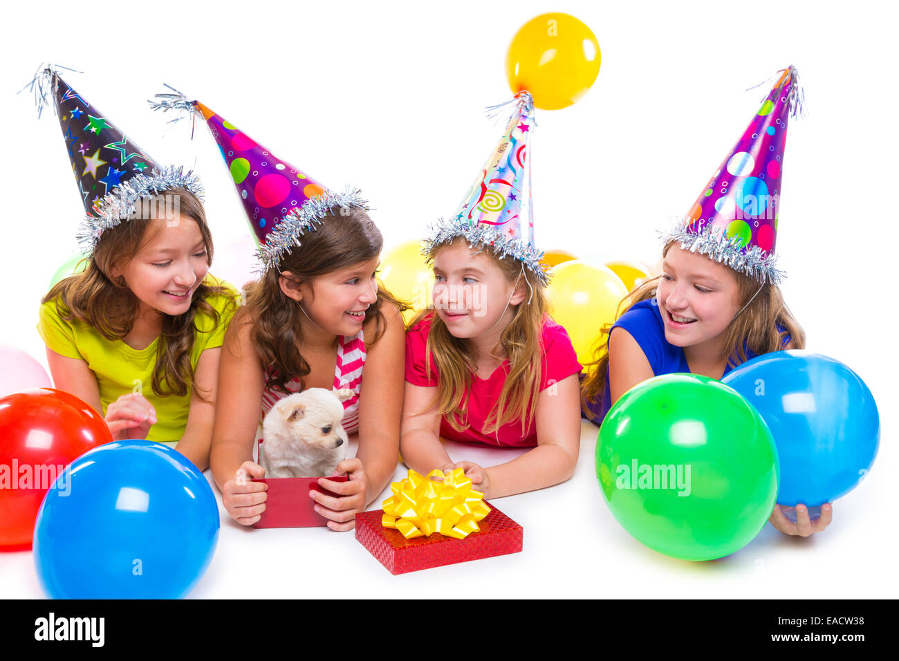 Glückliches Kind Mädchen Welpe Hund Geschenk Geburtstag Party Luftballons auf weißem Hintergrund Stockfoto