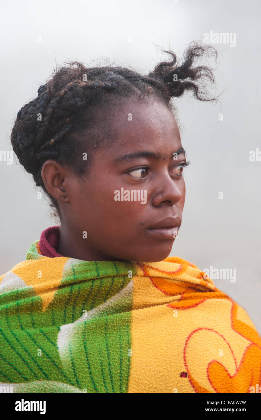 Madagassischen Frau eingewickelt in eine Decke, Morondava, Toliara Provinz, Madagaskar Stockfoto