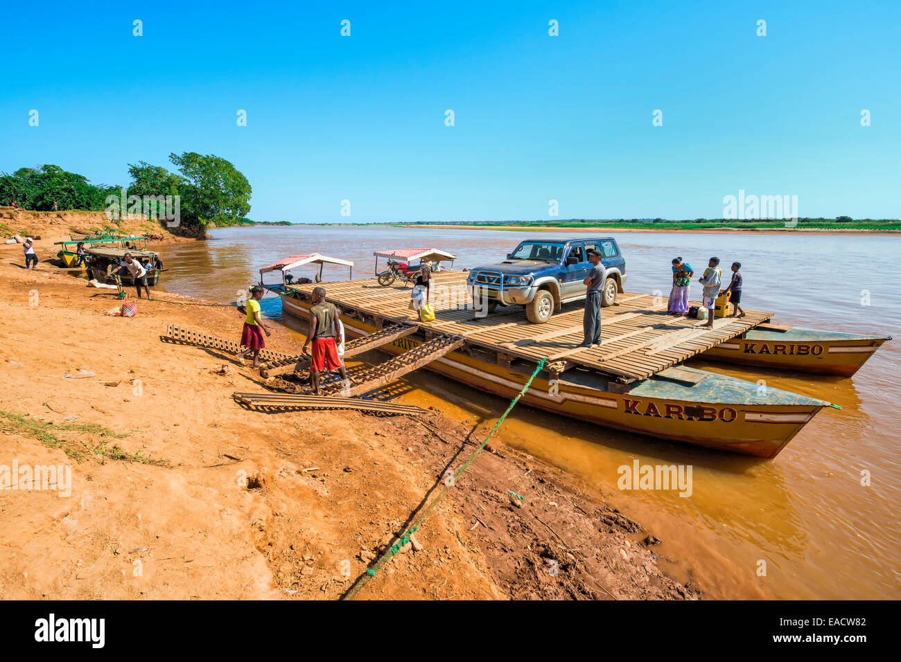 Mit dem Geländewagen Auto auf einer Fähre in der Nähe von Belo Sur Tsiribihina, Morondava, Provinz Toliara, Madagaskar Stockfoto