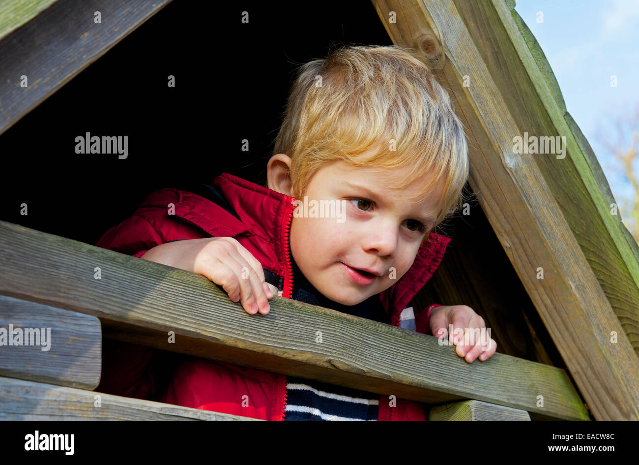 Three-Year-Old Boy auf Spielplatz Stockfoto