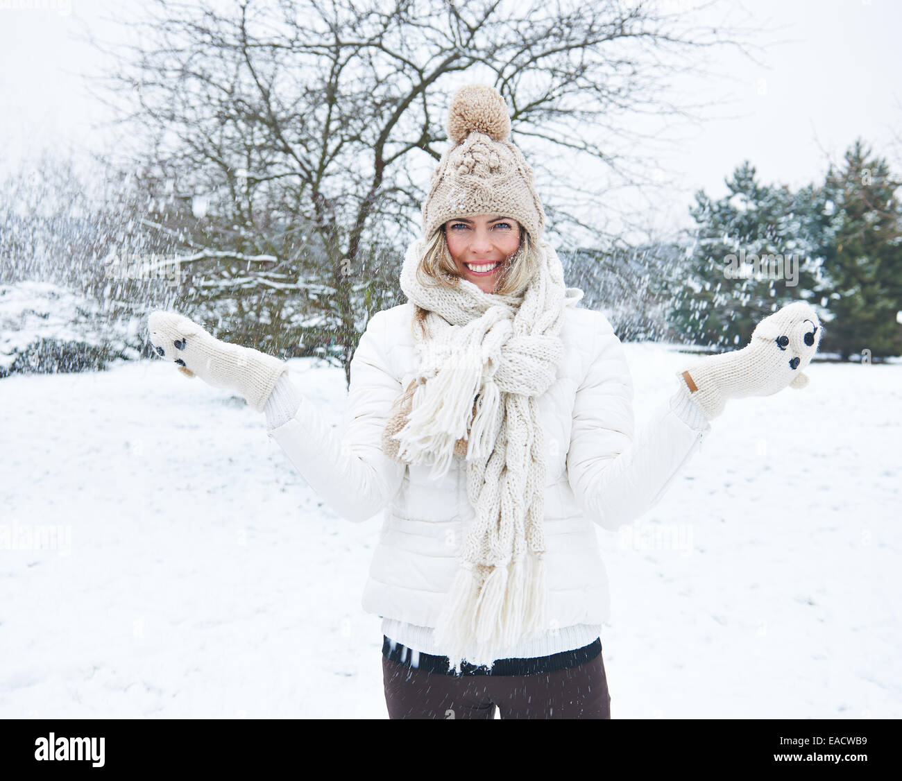 Glückliche Frau im Schnee in Winterlandschaft Stockfoto