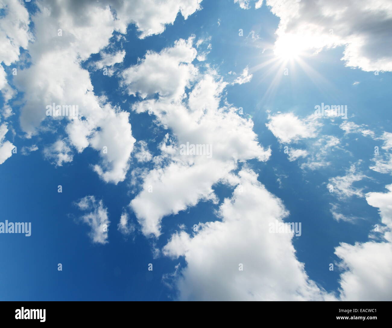 blauer Himmel, Wolken und Sonne Stockfoto