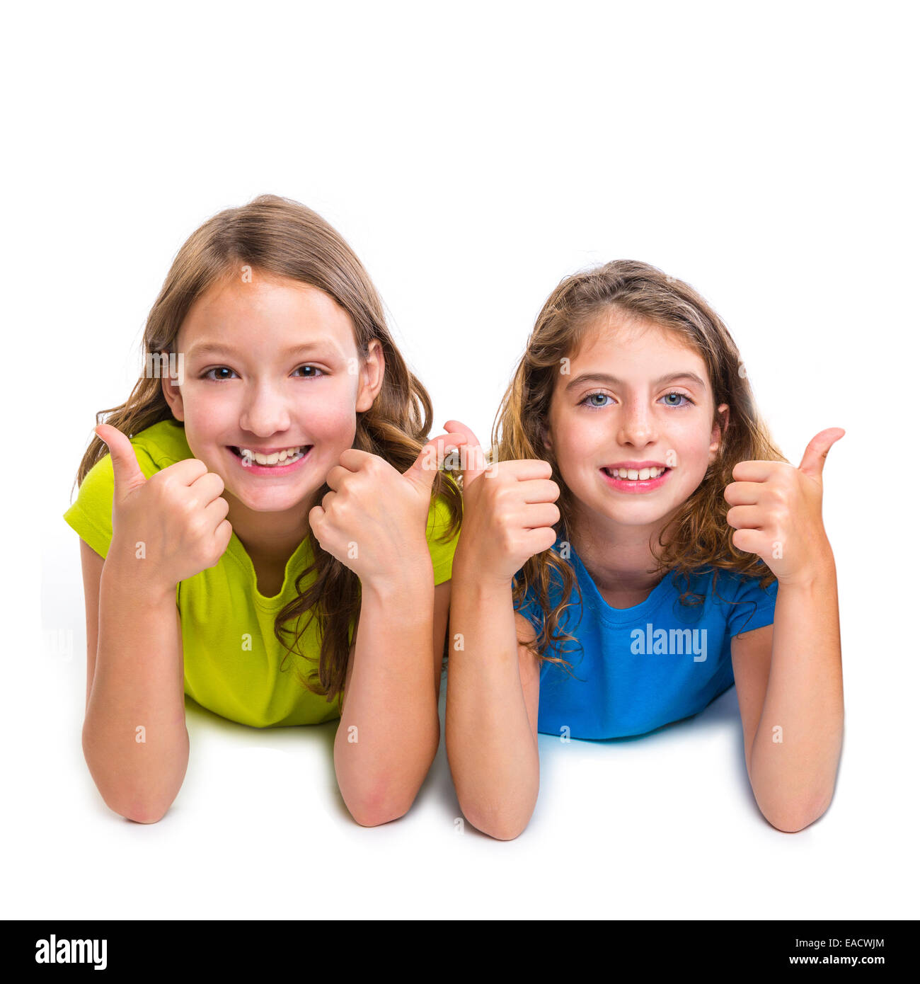 zwei junge Mädchen glücklich ok Daumen hoch Geste Ausdruck auf weißem Hintergrund liegend Stockfoto