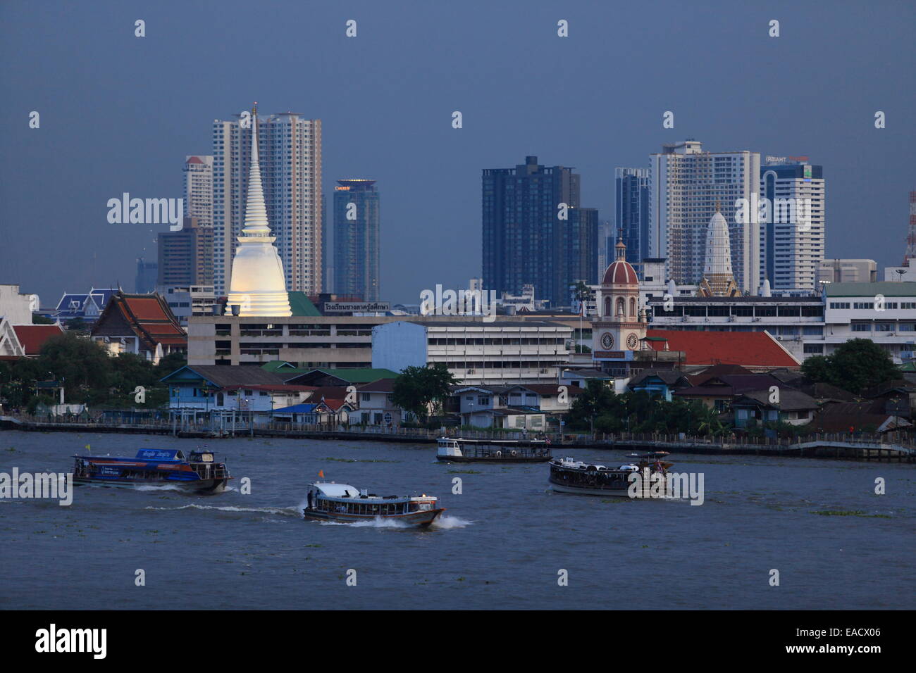 Chao-Phraya-Fluss - Verkehr Bangkok - Thailand Stockfoto