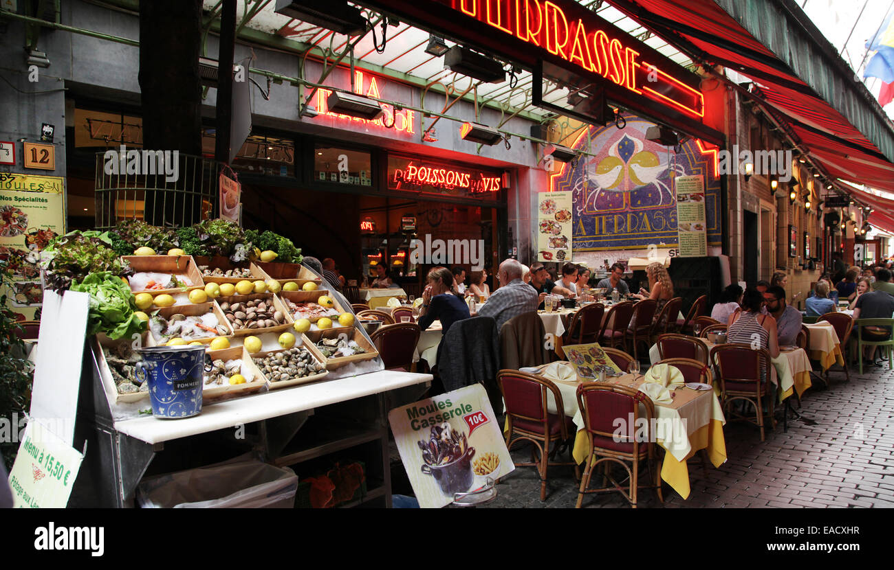 Restaurants in der Rue des Bouchers. Brüssel. Belgien. Essen und Trinken Tourismus Stockfoto